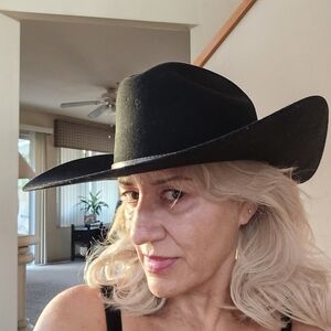 Black Cowboy  hat 100% wool 7 1/4 size by justin